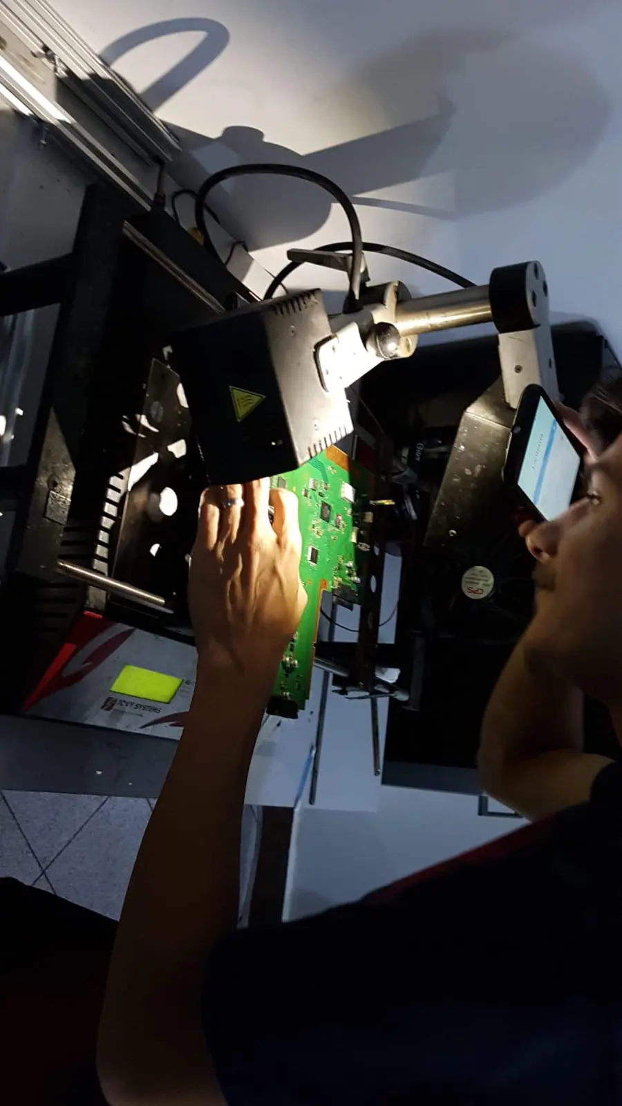 Técnico da M.E.C.A. Fix consertando aparelho de TV na bancada da assistência